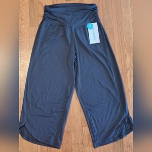 Marika Gray Ruched Waist Cropped Yoga Pants Flared Sz Medium Womens DryWik NEW